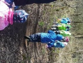 Die Kinder laufen durch den Wald, auf der Suche nach Müll