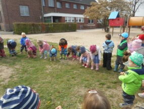 Die Kinder üben das Lied Insektenträume