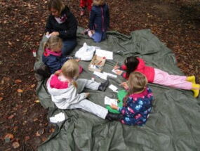 Die Kinder gestalten ein Kürbisbuch