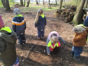 Die Kinder spielen das Spiel "Waldfenster"