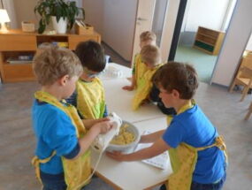 Die Kinder backen Kuchen