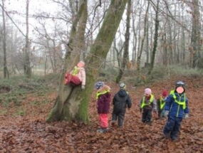 Kinder spielen im Wald