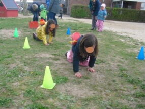 Die Kinder beim Ameisenparcours