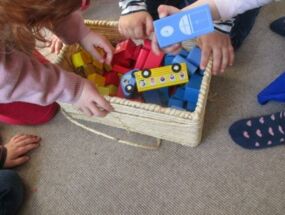 Holzklötze in den Hauptfarben zum Spielen für die Kinder