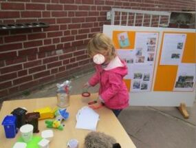 Ein Kind betrachtet die Projektausstellung