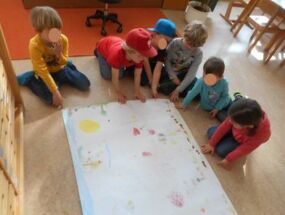 Kinder gestalten ein Ameisenbild